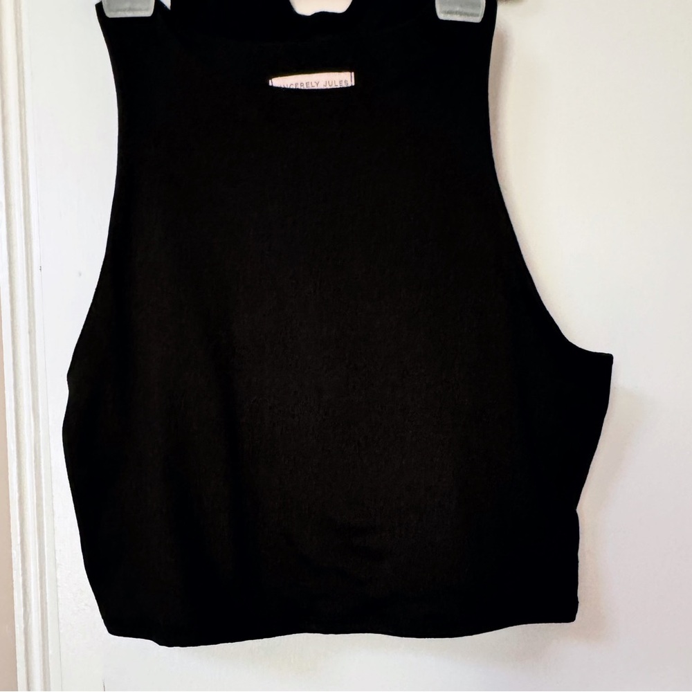 Black crop tops
